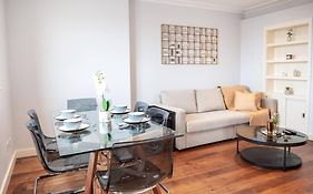 Stunning Views Modern Decor Flat In Kensington